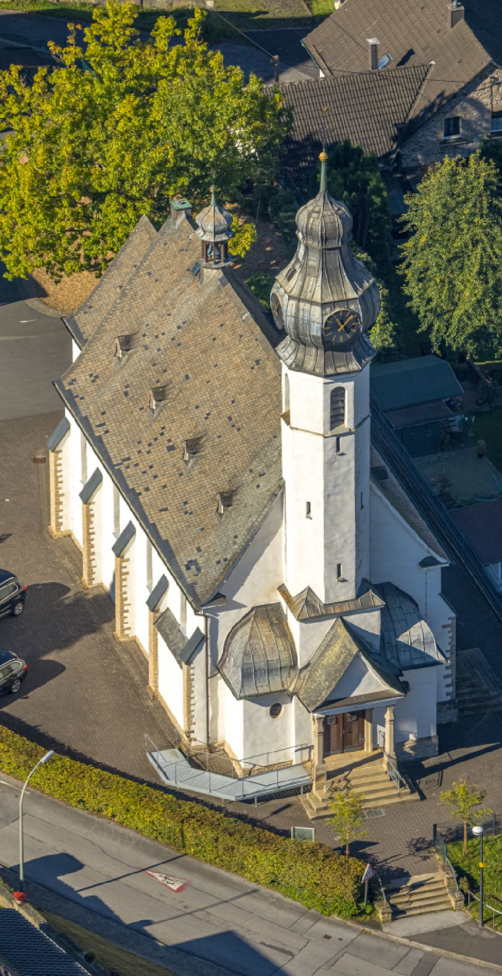 Luftaufnahme Beckum - Kirchengebäude St. Nikolaus-Kirche in Beckum im Bundesland Nordrhein-Westfalen, Deutschland