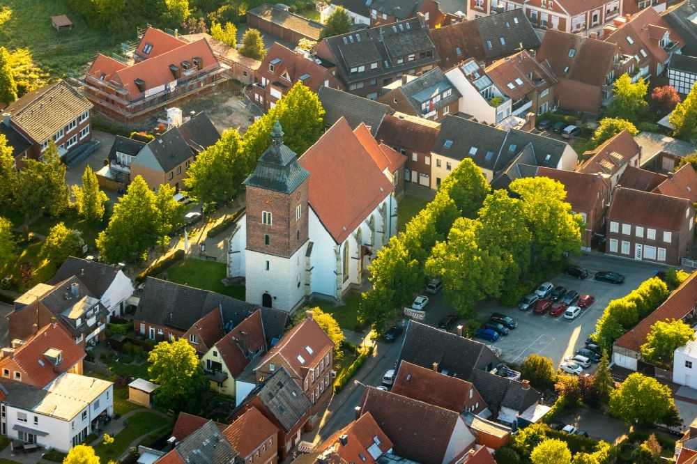 Luftbild Münster - Kirchengebäude der St. Nikolaus Kirche Wolbeck im Ortsteil Südost in Münster im Bundesland Nordrhein-Westfalen, Deutschland