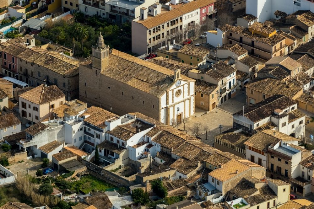 Consell aus der Vogelperspektive: Kirchengebäude Nuestra Señora de la Visitacion in Consell in Balearische Insel Mallorca, Spanien