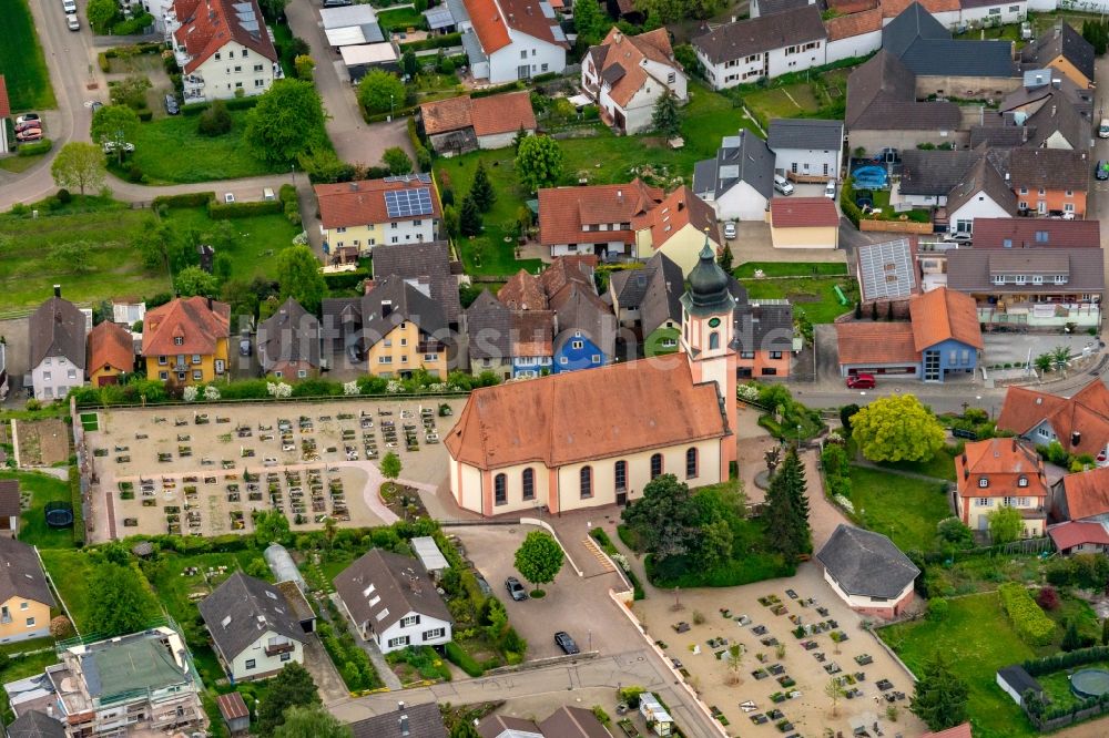 Altdorf aus der Vogelperspektive: Kirchengebäude in der Ortsmitte in Altdorf im Bundesland Baden-Württemberg, Deutschland