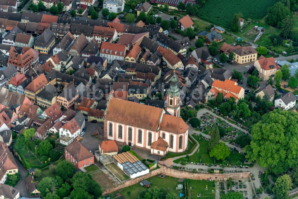 Ettenheim aus der Vogelperspektive: Kirchengebäude in der Ortsmitte in Ettenheim im Bundesland Baden-Württemberg, Deutschland