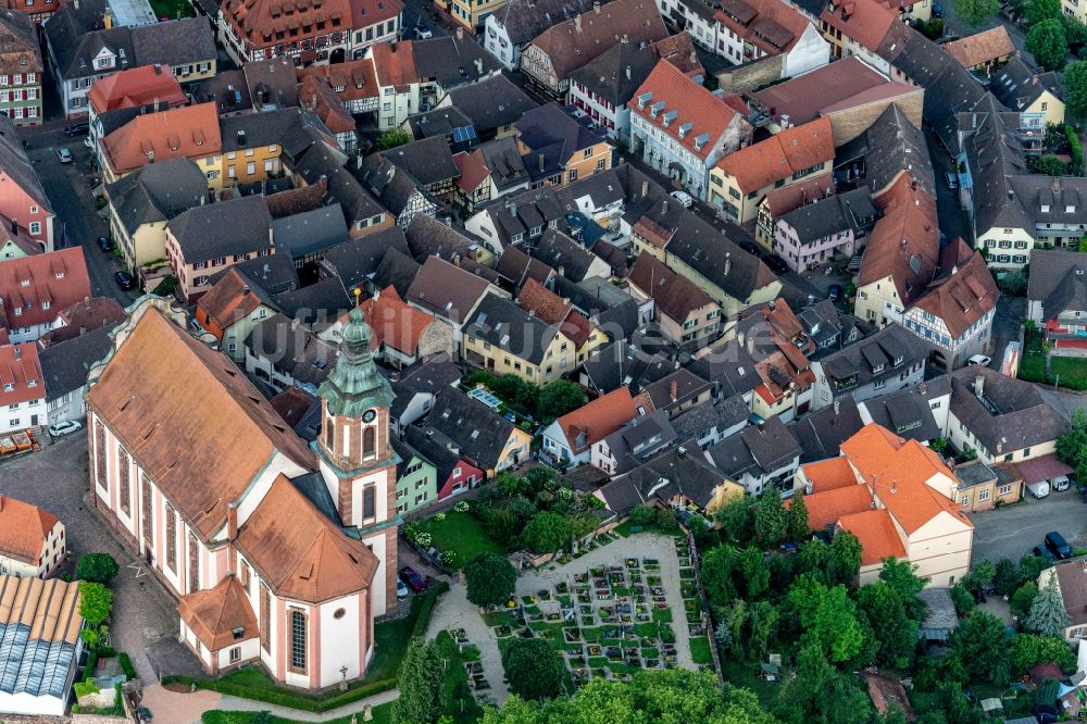 Luftaufnahme Ettenheim - Kirchengebäude in der Ortsmitte in Ettenheim im Bundesland Baden-Württemberg, Deutschland