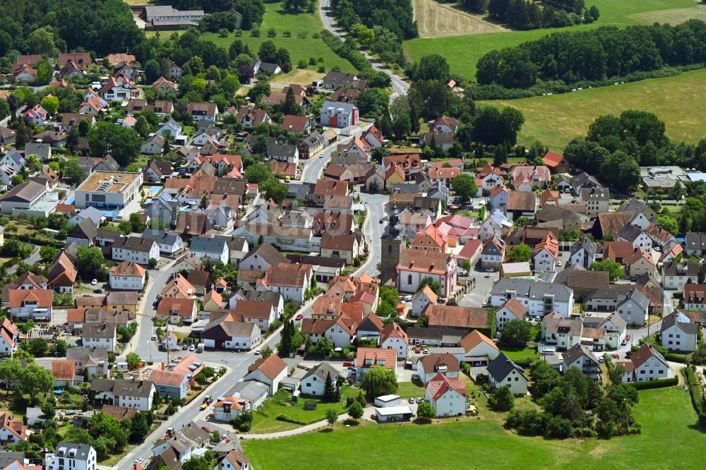 Luftaufnahme Forchheim - Kirchengebäude in der Ortsmitte in Forchheim im Bundesland Bayern, Deutschland