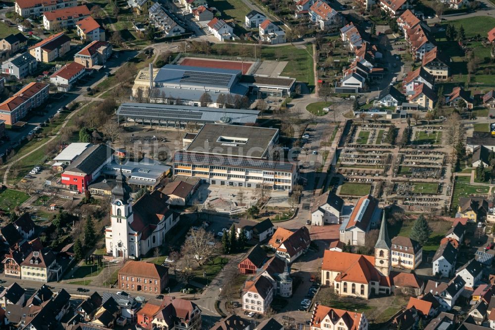 Luftaufnahme Friesenheim - Kirchengebäude in der Ortsmitte in Friesenheim im Bundesland Baden-Württemberg, Deutschland