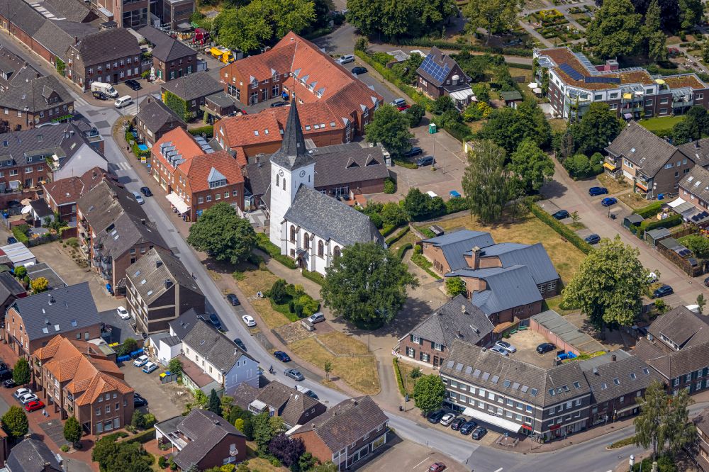 Hamminkeln aus der Vogelperspektive: Kirchengebäude in der Ortsmitte in Hamminkeln im Bundesland Nordrhein-Westfalen, Deutschland