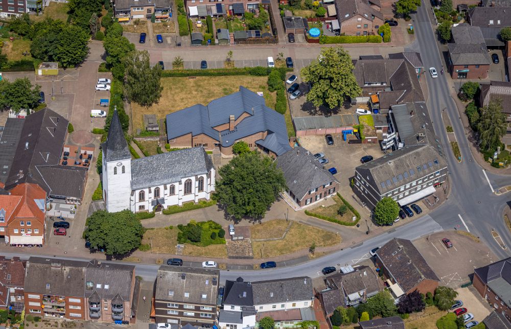 Hamminkeln von oben - Kirchengebäude in der Ortsmitte in Hamminkeln im Bundesland Nordrhein-Westfalen, Deutschland