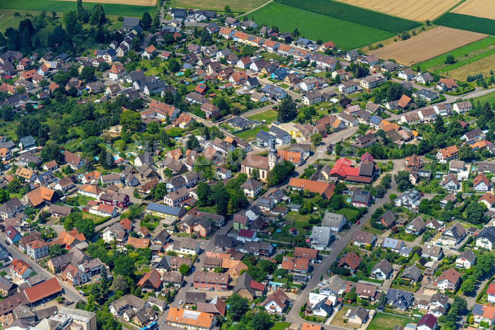 Luftaufnahme Hugsweier - Kirchengebäude in der Ortsmitte in Hugsweier im Bundesland Baden-Württemberg, Deutschland