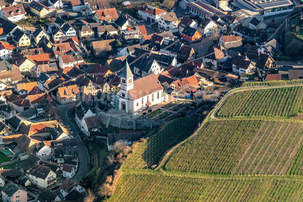 Luftaufnahme Kiechlinsbergen - Kirchengebäude in der Ortsmitte in Kiechlinsbergen im Bundesland Baden-Württemberg, Deutschland