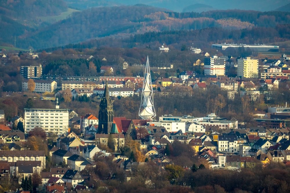 Lüdenscheid von oben - Kirchengebäude in der Ortsmitte in Lüdenscheid im Bundesland Nordrhein-Westfalen, Deutschland
