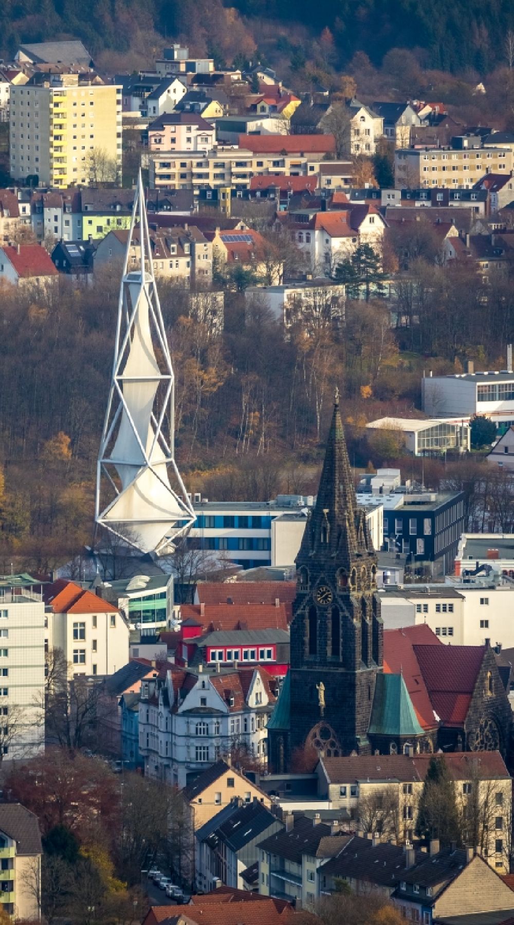 Lüdenscheid von oben - Kirchengebäude in der Ortsmitte in Lüdenscheid im Bundesland Nordrhein-Westfalen, Deutschland