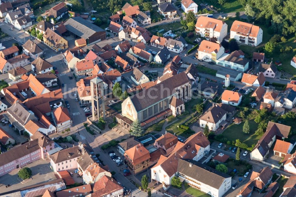 Seltz von oben - Kirchengebäude in der Ortsmitte in Seltz in Grand Est, Frankreich