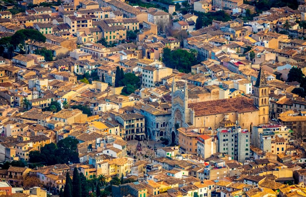 Luftbild Soller - Kirchengebäude in der Ortsmitte in Soller auf der balearischen Mittelmeerinsel Mallorca, Spanien