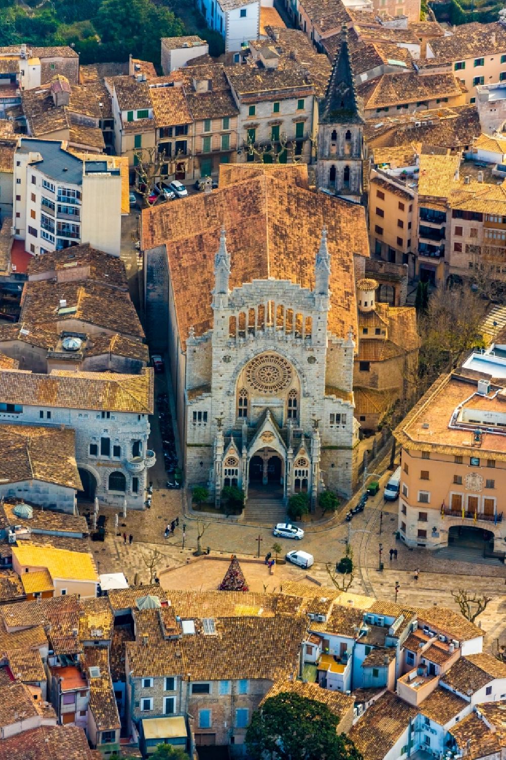 Soller aus der Vogelperspektive: Kirchengebäude in der Ortsmitte in Soller auf der balearischen Mittelmeerinsel Mallorca, Spanien