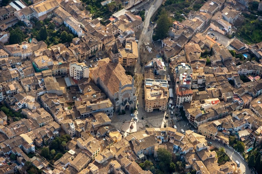 Luftbild Soller - Kirchengebäude in der Ortsmitte in Soller auf der balearischen Mittelmeerinsel Mallorca, Spanien