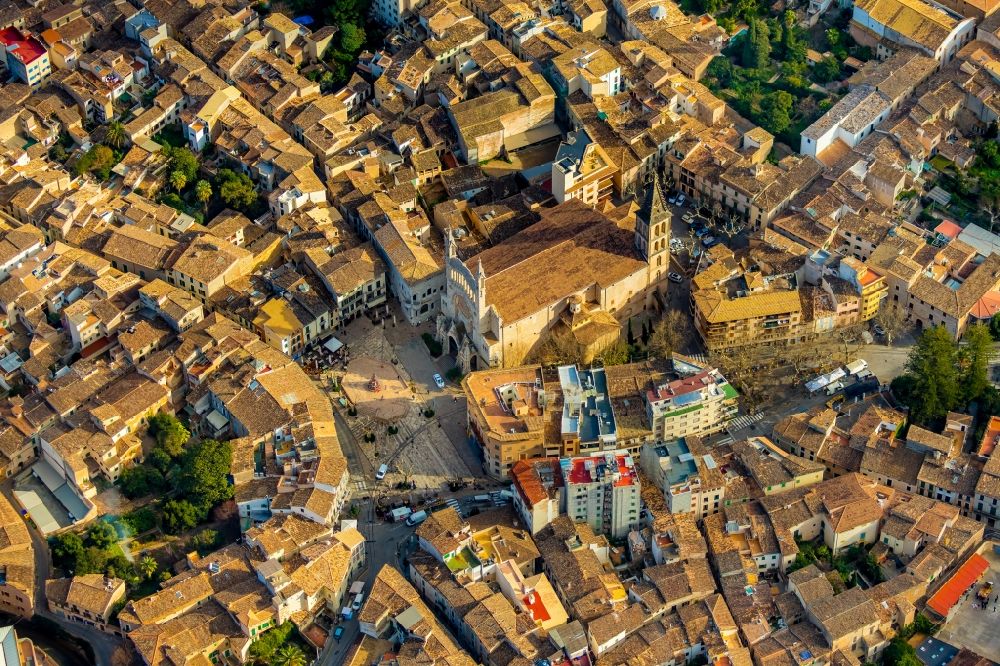 Luftaufnahme Soller - Kirchengebäude in der Ortsmitte in Soller auf der balearischen Mittelmeerinsel Mallorca, Spanien