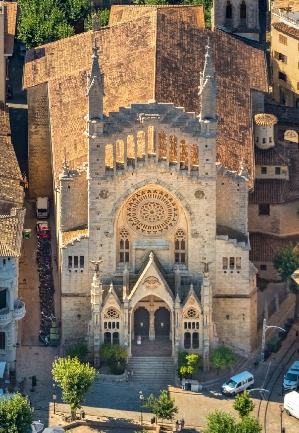 Soller von oben - Kirchengebäude in der Ortsmitte in Soller auf der balearischen Mittelmeerinsel Mallorca, Spanien
