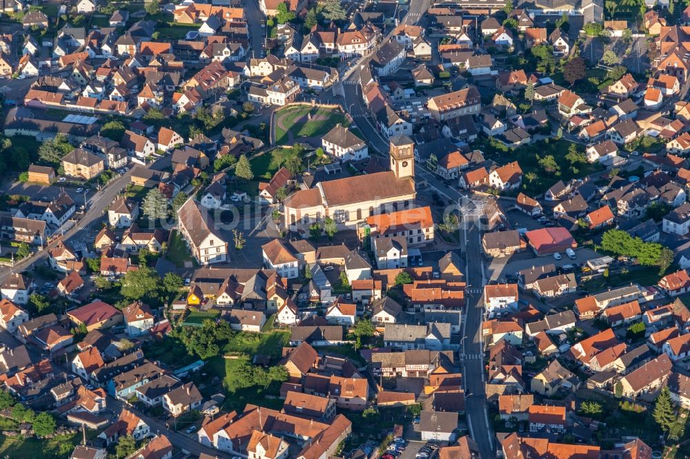 Luftaufnahme Soufflenheim - Kirchengebäude in der Ortsmitte in Soufflenheim in Grand Est, Frankreich