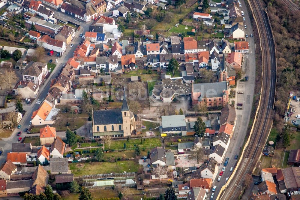 Luftaufnahme Mannheim - Kirchengebäude im Ortsteil Friedrichsfeld in Mannheim im Bundesland Baden-Württemberg, Deutschland