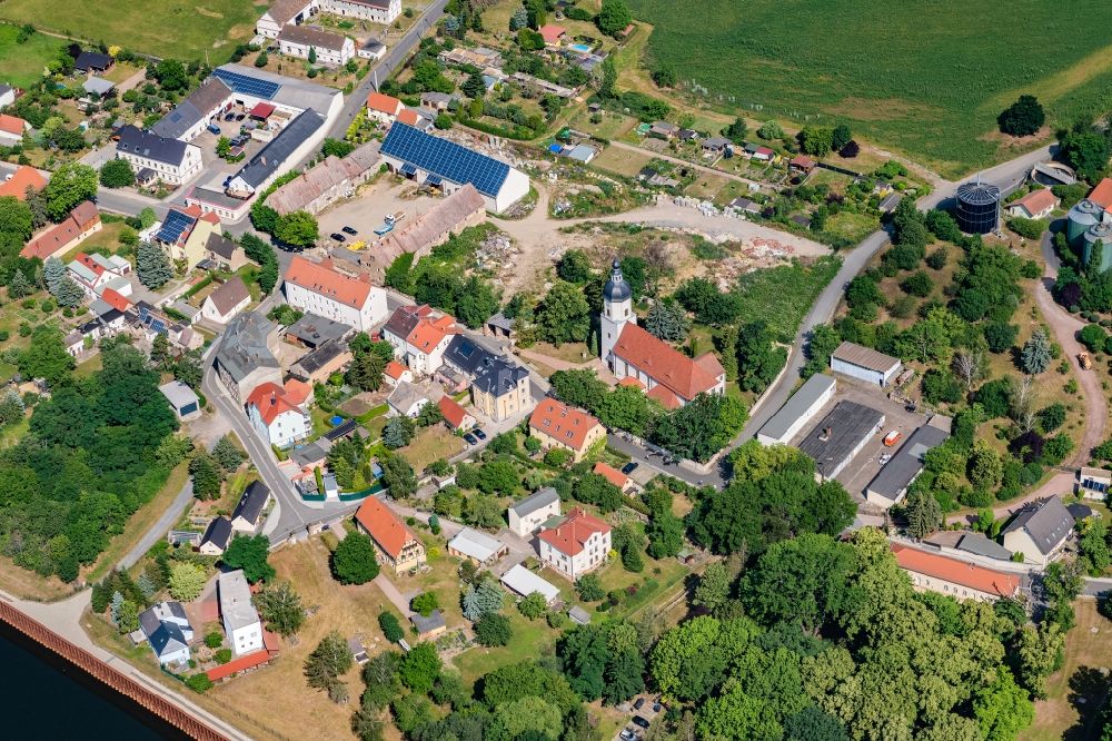Luftaufnahme Riesa - Kirchengebäude im Ortsteil Gröba in Riesa im Bundesland Sachsen, Deutschland