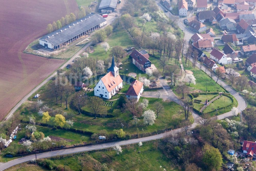 Luftaufnahme Hellingen - Kirchengebäude im Ortsteil Rieth in Hellingen im Bundesland Thüringen, Deutschland