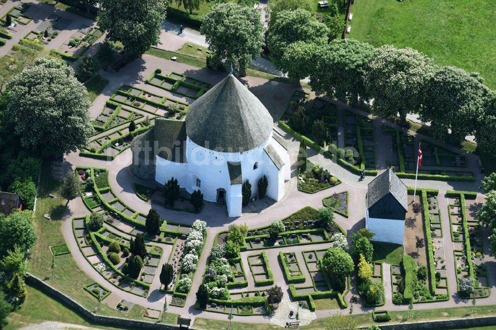 Luftbild Gudhjem - Kirchengebäude der Osterlars Rundkirke am Vietsvej in Gudhjem in Region Hovedstaden, Dänemark