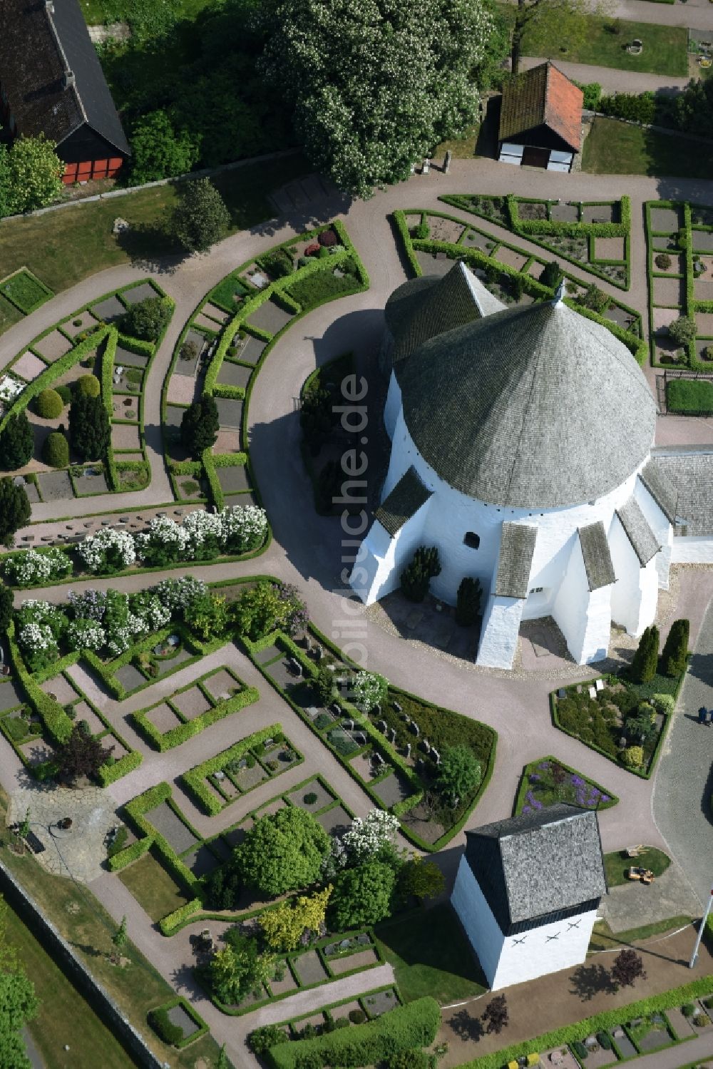 Gudhjem von oben - Kirchengebäude der Osterlars Rundkirke am Vietsvej in Gudhjem in Region Hovedstaden, Dänemark