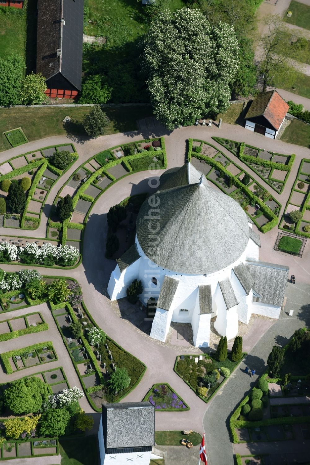 Luftbild Gudhjem - Kirchengebäude der Osterlars Rundkirke am Vietsvej in Gudhjem in Region Hovedstaden, Dänemark