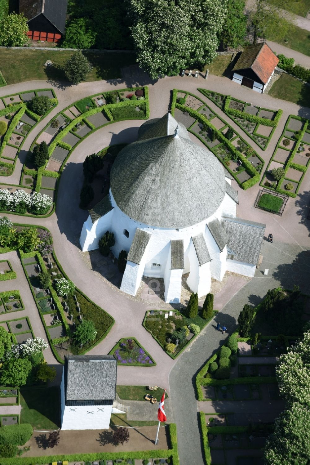 Luftaufnahme Gudhjem - Kirchengebäude der Osterlars Rundkirke am Vietsvej in Gudhjem in Region Hovedstaden, Dänemark