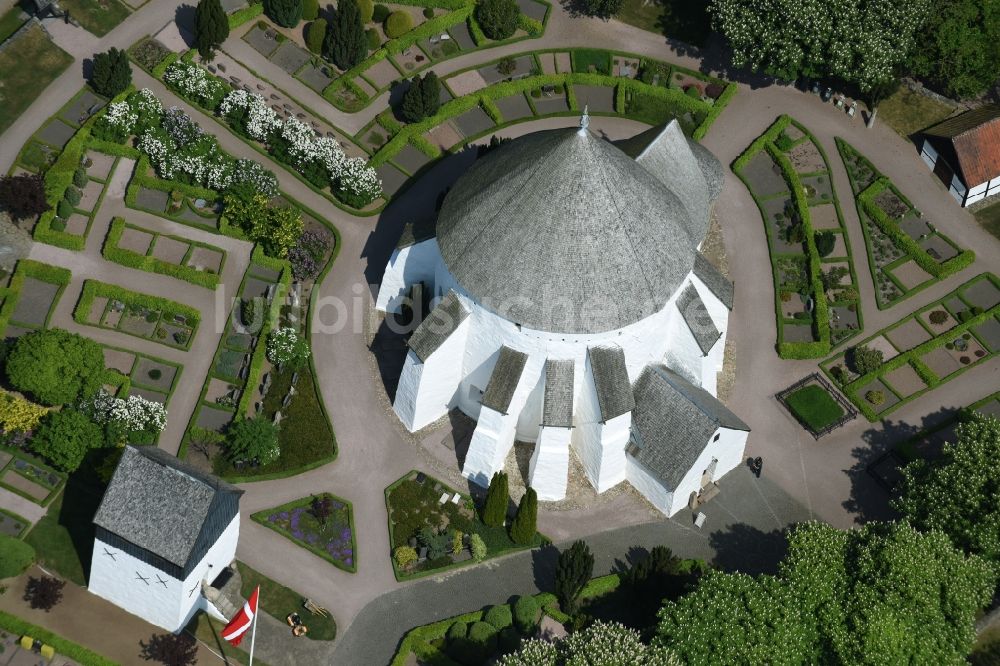 Gudhjem aus der Vogelperspektive: Kirchengebäude der Osterlars Rundkirke am Vietsvej in Gudhjem in Region Hovedstaden, Dänemark
