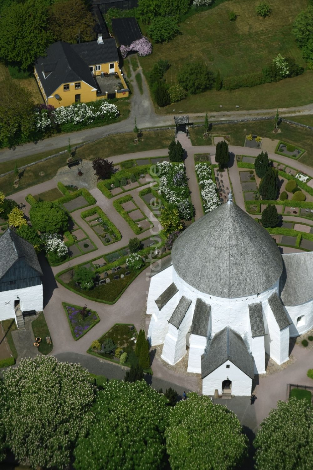Gudhjem von oben - Kirchengebäude der Osterlars Rundkirke am Vietsvej in Gudhjem in Region Hovedstaden, Dänemark