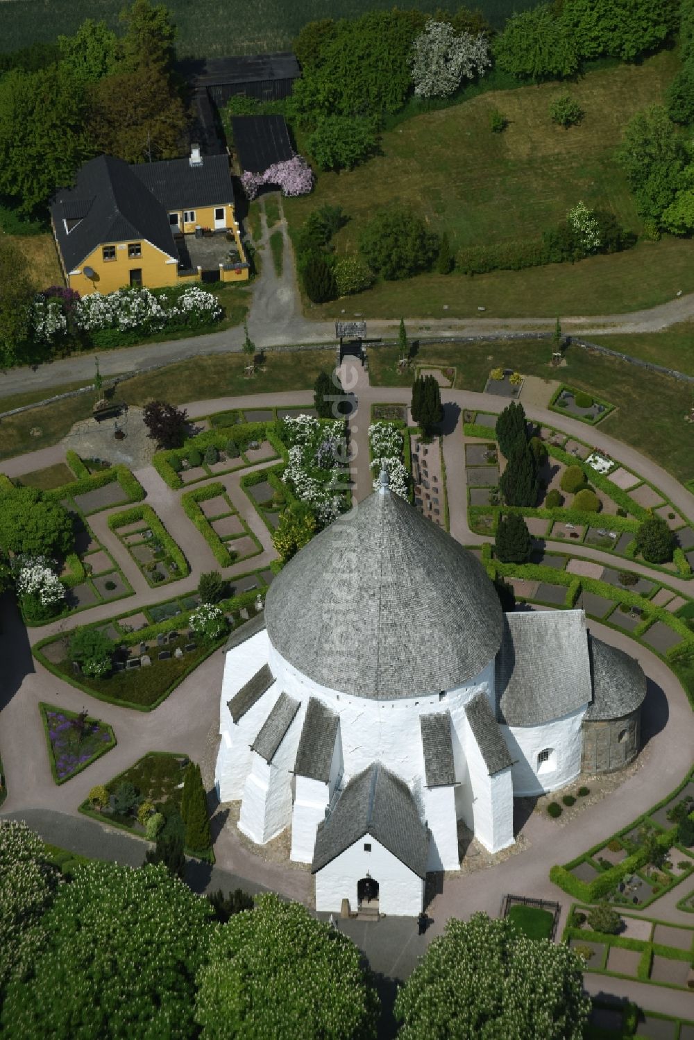 Gudhjem aus der Vogelperspektive: Kirchengebäude der Osterlars Rundkirke am Vietsvej in Gudhjem in Region Hovedstaden, Dänemark
