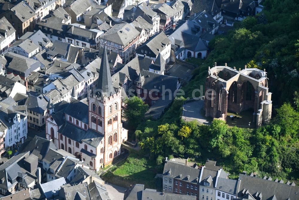 Luftaufnahme Bacharach - Kirchengebäude der Parish Church of St. Peter in Bacharach im Bundesland Rheinland-Pfalz, Deutschland