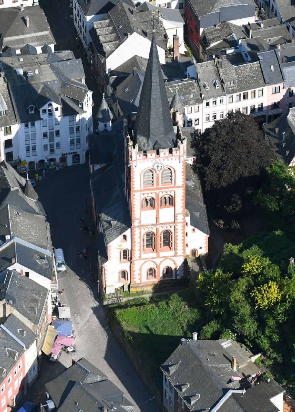Luftaufnahme Bacharach - Kirchengebäude der Parish Church of St. Peter in Bacharach im Bundesland Rheinland-Pfalz, Deutschland