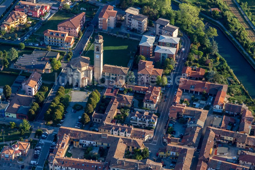 Luftaufnahme Albignano - Kirchengebäude von Parrocchia San Majolo, Abate in der Ortsmitte in Albignano in der Lombardei -Lombardia, Italien