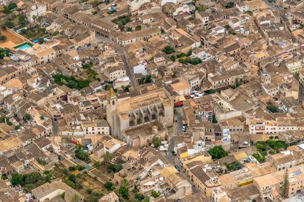 Luftaufnahme Santanyi - Kirchengebäude Parròquia de Sant Andreu in Santanyi in Balearische Insel Mallorca, Spanien