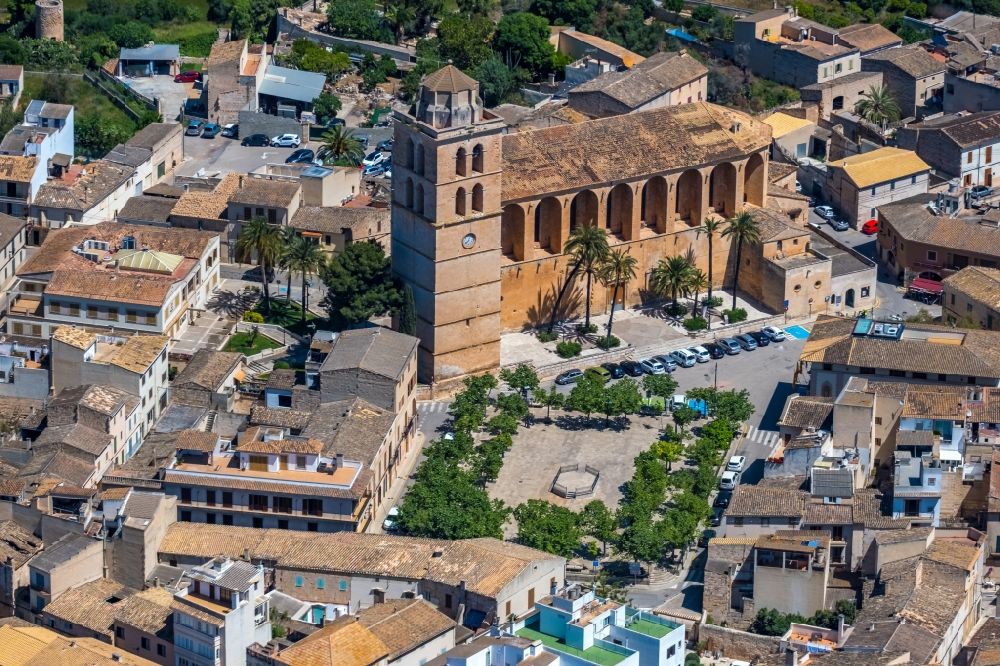 Luftbild Muro - Kirchengebäude der Parròquia Sant Joan Baptista an der Carrer Bisbe Ramon de Torrella in Muro in Balearische Insel Mallorca, Spanien