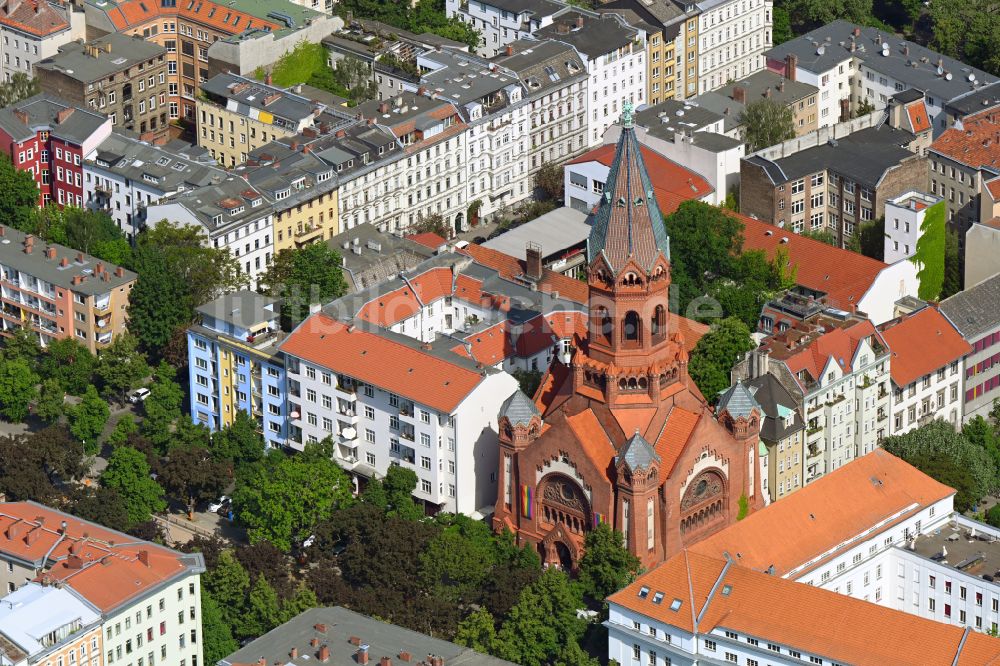Berlin von oben - Kirchengebäude Passionskirche im Ortsteil Kreuzberg in Berlin, Deutschland