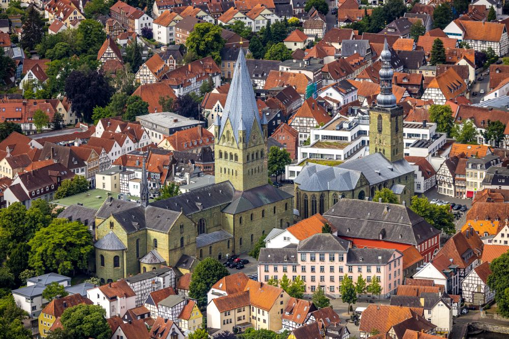 Luftbild Soest - Kirchengebäude St. Patrokli-Dom und St. Petri in Soest im Bundesland Nordrhein-Westfalen, Deutschland