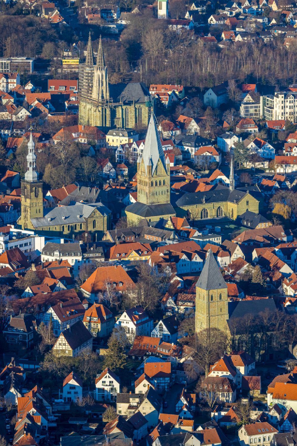 Luftaufnahme Soest - Kirchengebäude St. Patrokli-Dom und St. Petri in Soest im Bundesland Nordrhein-Westfalen, Deutschland