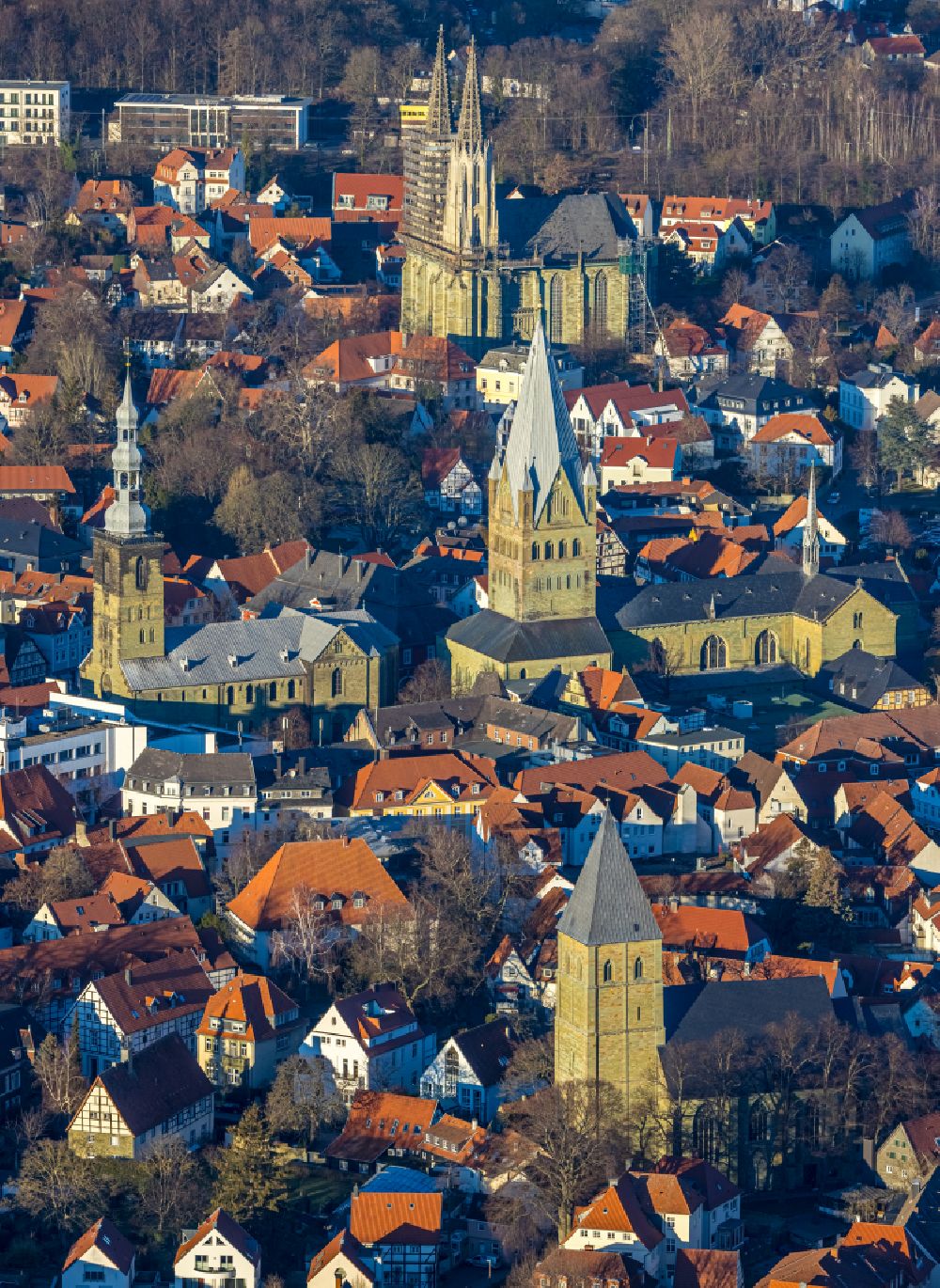 Soest aus der Vogelperspektive: Kirchengebäude St. Patrokli-Dom und St. Petri in Soest im Bundesland Nordrhein-Westfalen, Deutschland
