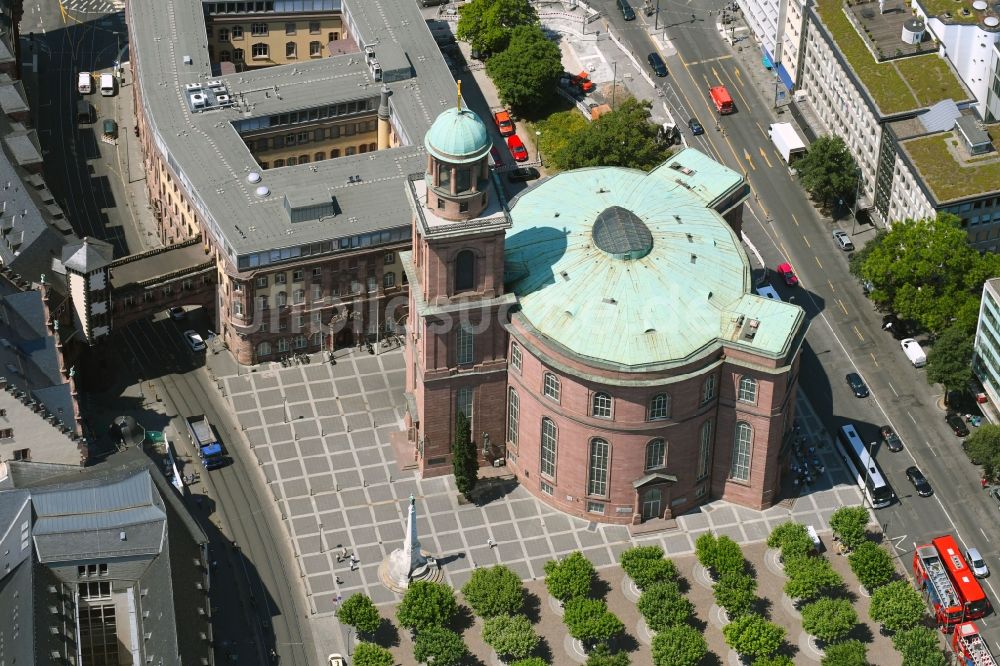 Frankfurt am Main von oben - Kirchengebäude der Paulskirche im Altstadt- Zentrum in Frankfurt am Main im Bundesland Hessen