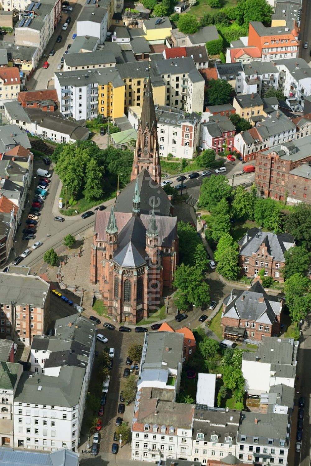 Luftaufnahme Schwerin - Kirchengebäude der Paulskirche in Schwerin im Bundesland Mecklenburg-Vorpommern, Deutschland