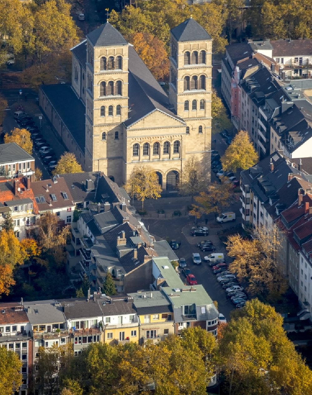Luftaufnahme Düsseldorf - Kirchengebäude der St. Paulus am Kirche Paulusplatz in Düsseldorf im Bundesland Nordrhein-Westfalen, Deutschland