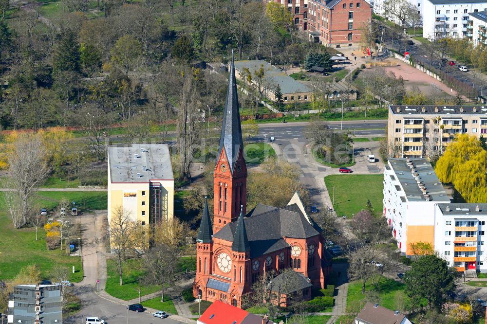 Dessau von oben - Kirchengebäude Pauluskirche in Dessau im Bundesland Sachsen-Anhalt, Deutschland