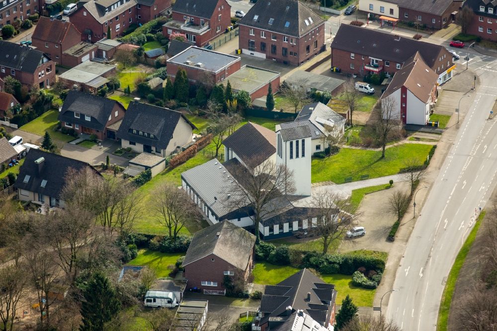 Kirchhellen aus der Vogelperspektive: Kirchengebäude Pauluskirche in Kirchhellen im Bundesland Nordrhein-Westfalen, Deutschland