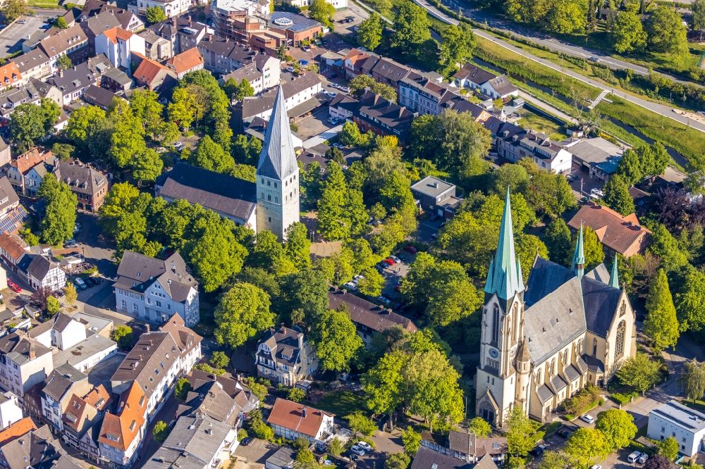 Luftbild Kamen - Kirchengebäude der Pauluskirche am Kirchplatz und der Pfarrkirche Heilige Familie Dunkle Straße in Kamen im Bundesland Nordrhein-Westfalen, Deutschland
