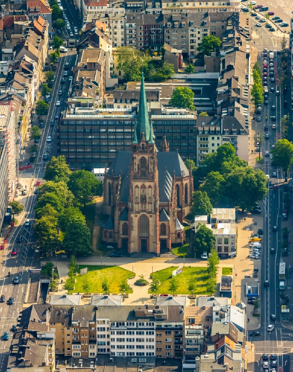 Düsseldorf aus der Vogelperspektive: Kirchengebäude St. Peter in Düsseldorf im Bundesland Nordrhein-Westfalen, Deutschland
