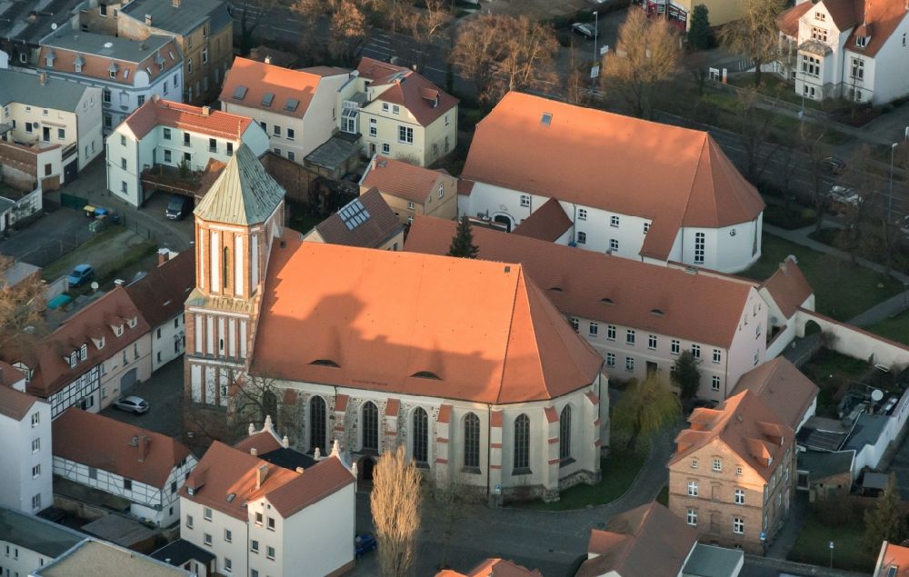 Luftbild Senftenberg - Kirchengebäude St. Peter und Paul im Altstadt- Zentrum in Senftenberg im Bundesland Brandenburg