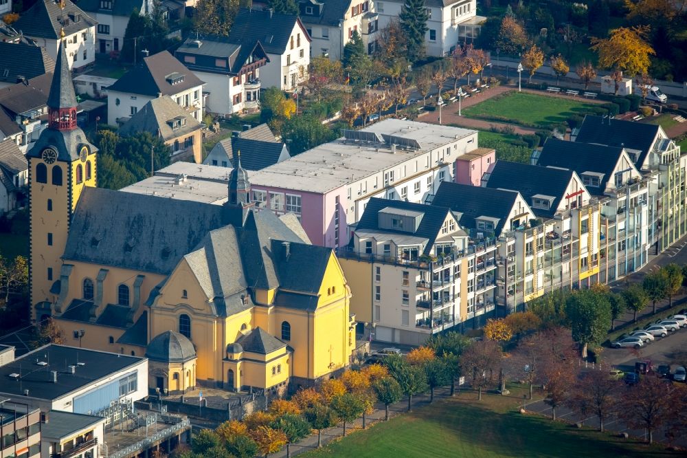 Luftaufnahme Bad Hönningen - Kirchengebäude der St. Peter und Paul in Bad Hönningen im Bundesland Rheinland-Pfalz