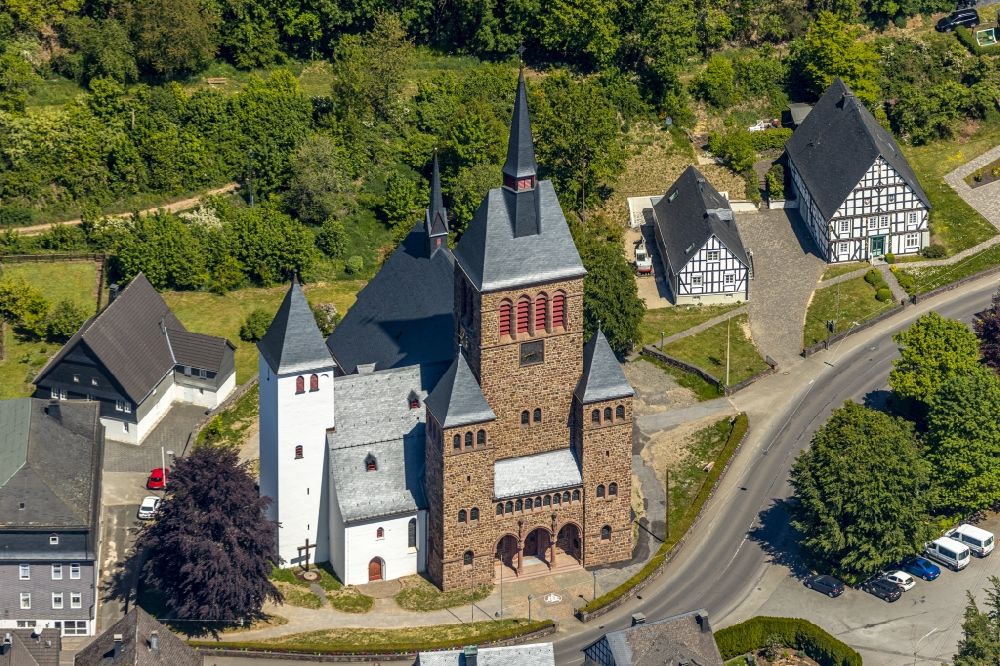 Luftaufnahme Kirchhundem - Kirchengebäude St. Peter u. Paul in Kirchhundem im Bundesland Nordrhein-Westfalen, Deutschland